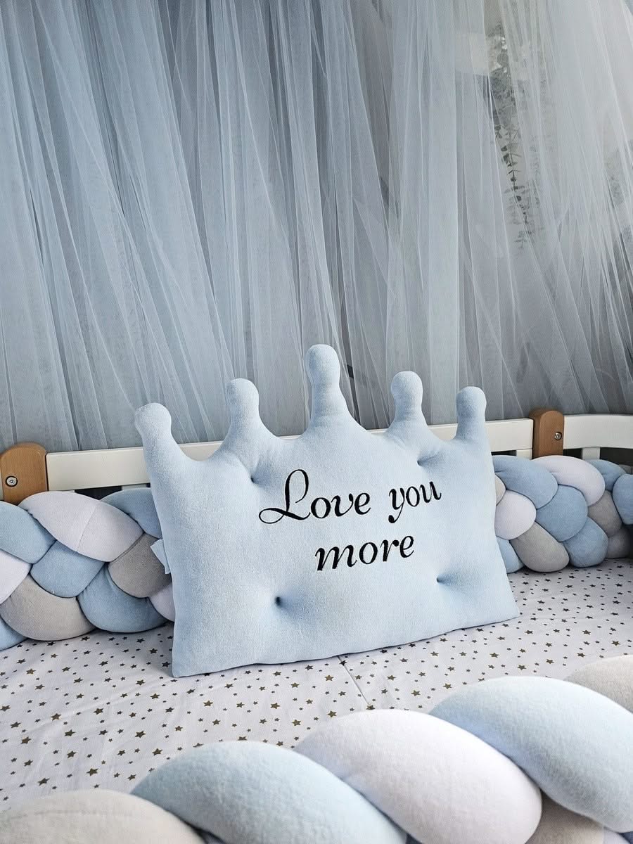 Personalized baby crib bedding set for boys. Kari studio.