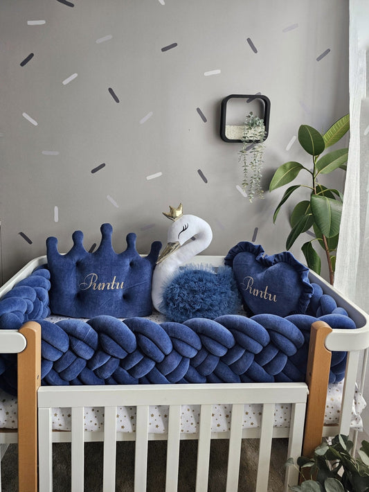 Navy blue crib bumper set for boy. Kari sudio