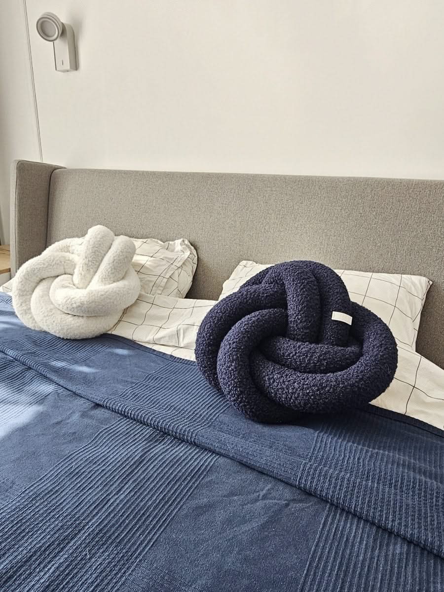 Knot decorative pillow. Throw pillows.
